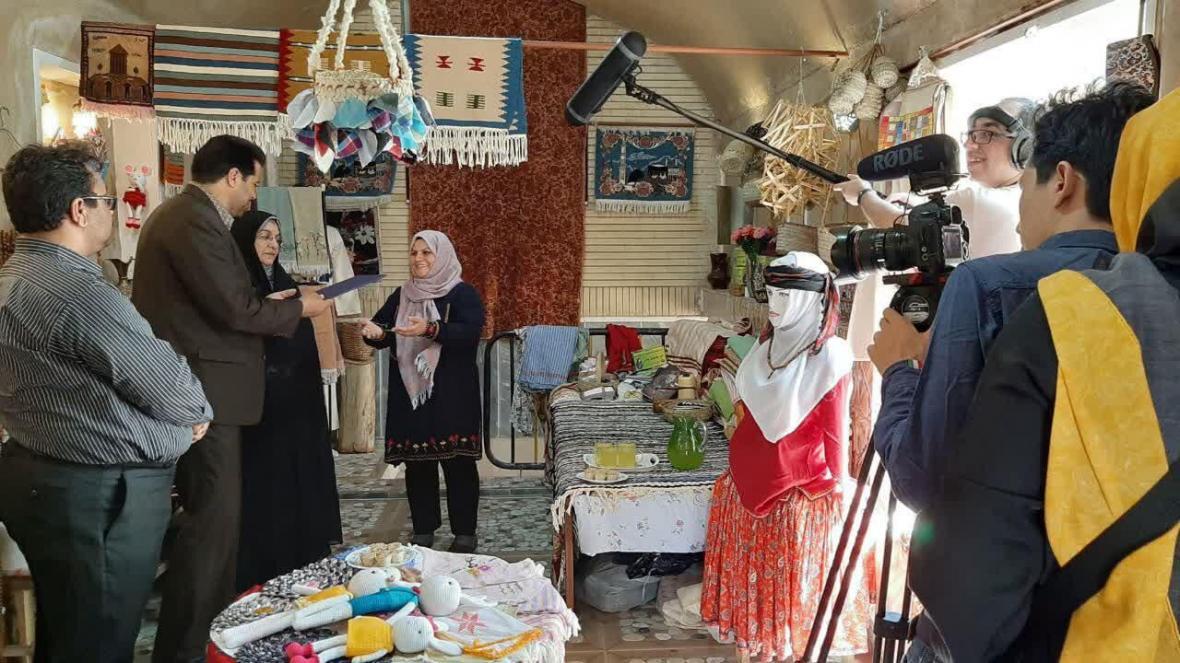 خبرنگاران بانوان توانمند خور و بیابانک روی صحنه می روند خبرنگاران بانوان توانمند خور و بیابانک روی صحنه می فرایند
