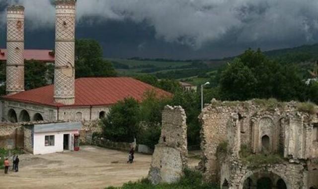 اقامه نماز آدینه در شهر شوشا پس از 28 سال