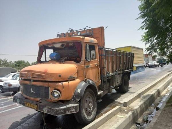 کامیون بنز بزرگراه آزادگان را به هم ریخت کامیون بنز بزرگراه آزادگان را به هم ریخت