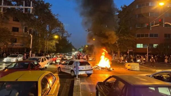 جزئیات ناآرامی ها در بازار تهران ، واکنش بازاریان به شعارهای اغتشاشگران ، حرکات لیدر قرمزپوش و به آتش کشیدن کیوسک نیروی انتظامی
