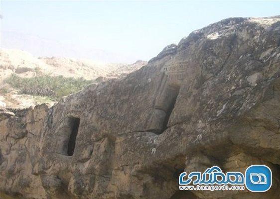 سنگ چله گاه یکی از جاذبه های دیدنی استان فارس است سنگ چله گاه یکی از جاذبه های دیدنی استان فارس است